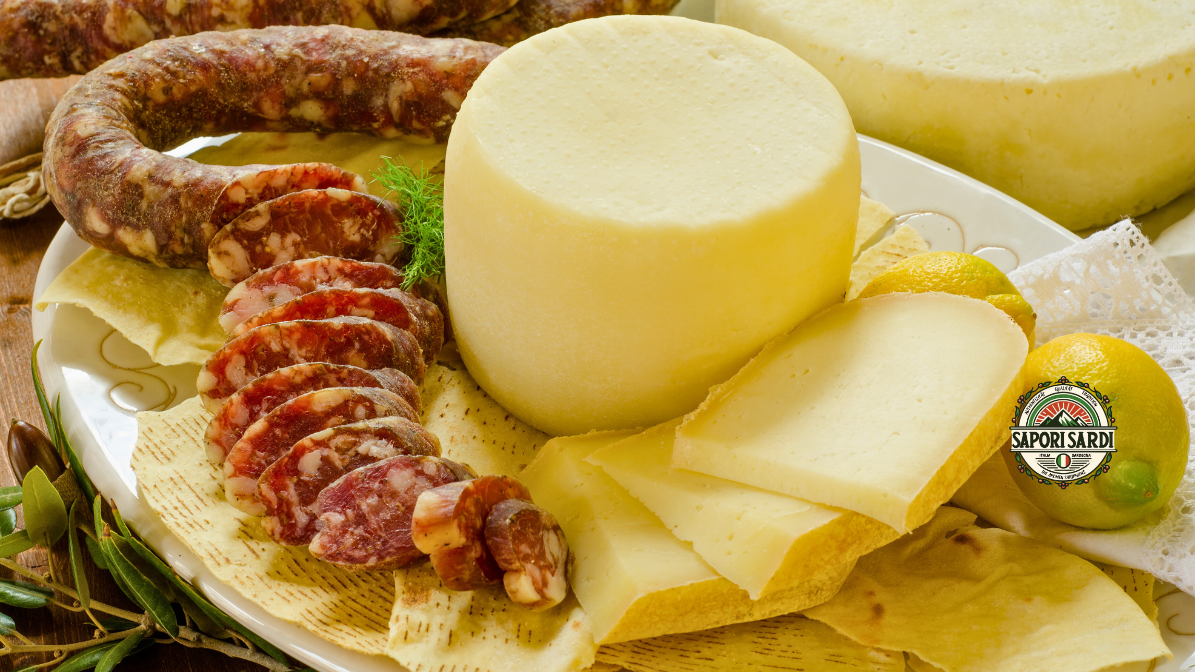 Spezialitäten aus Sardinien. Pecorino und Salsiccia auf einer Platte mit Pane Carasau angerichtet. Sardische Spezialitäten.