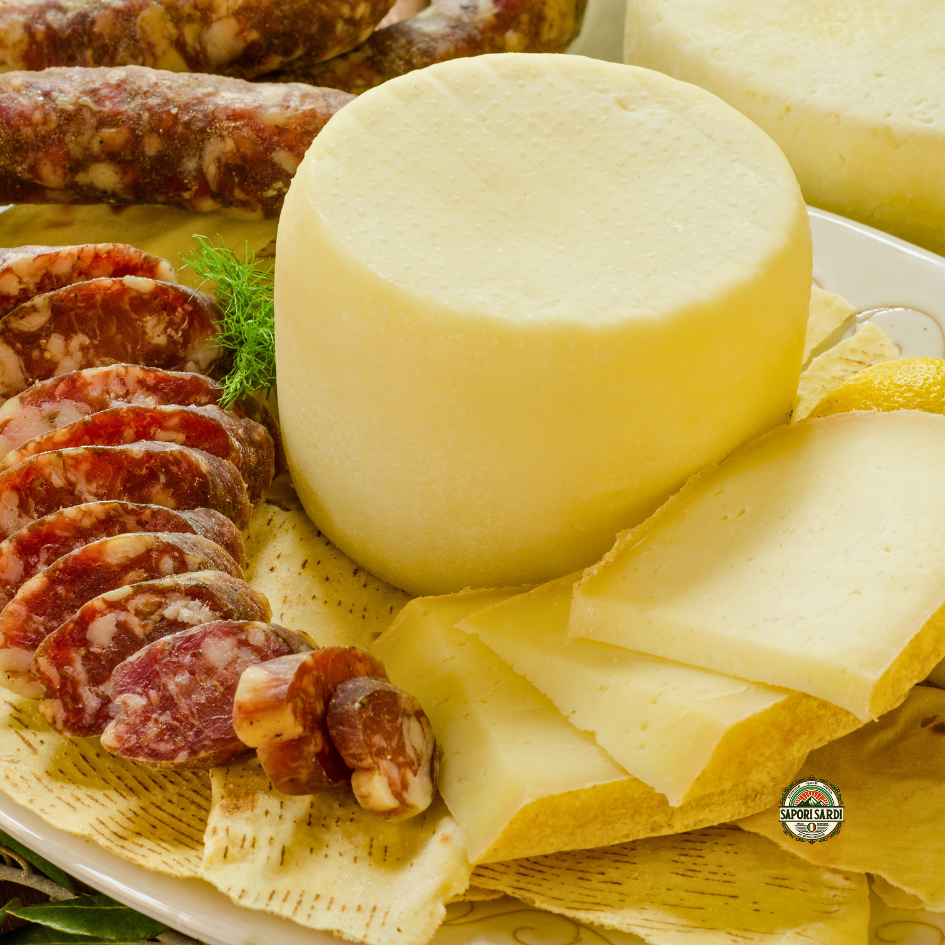 Pecorino Sardo und Salsiccia aus Sardinien auf einer Antipasti Platte mit Pane Carasau. Sardische Spezialitäten.