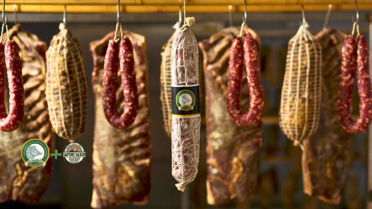 Salami und Salsiccia von Su Sirboni bei der Reifung in einem Lager hängend.